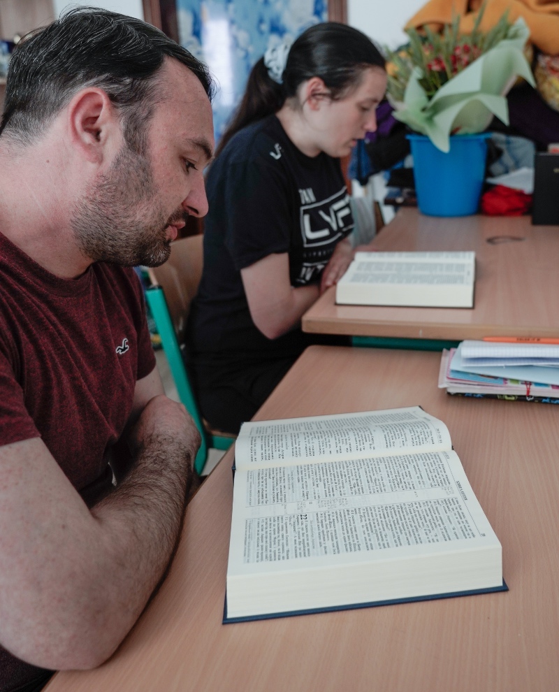 Andriy and Yana reading800
